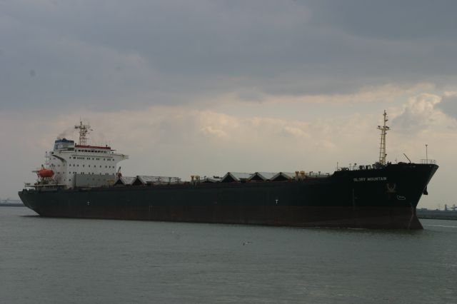 Die M/S  Glory Mountain  an der Mohle in Hoek van Holland; 25.03.2007