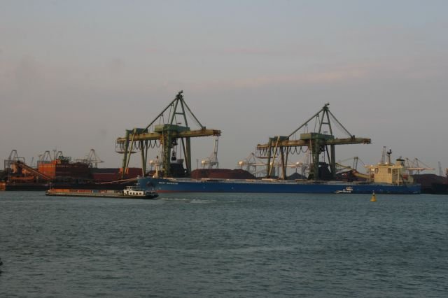 Die M/S  Great Navigator  noch beladen und tief im Wasser liegend am Kohlenanleger von Maasflakte (Mississippi-Haven); 25.03.2007