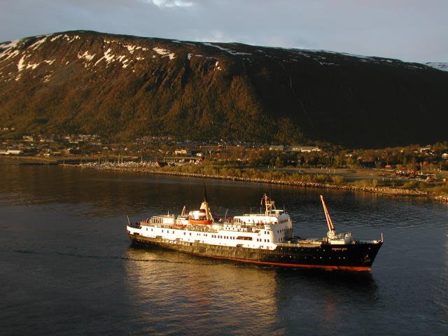 Die M/S  Harald Jarl luft um 00.00 uhr Troms an; 06.06.2001, sdgehend