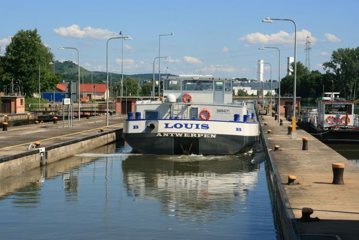 Die M/S  Louis  verlsst die Neckar-Schleuse bei Bad Friedrichshall.