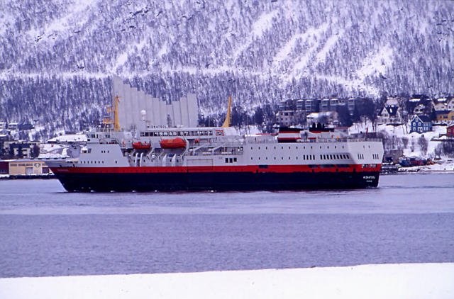 Die M/S  Midnatsol  beim Anlaufen des Hurtigrutenkais von Troms. Im Hintergrund sieht man das Wahrzeichen der Stadt - die Eismeerkathedrale, 18.03.2002, nordgehend