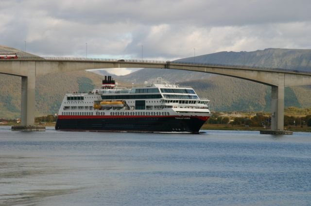 Die M/S  Midnatsol  luft in den Hafen von Sortland ein; 14.09.2006