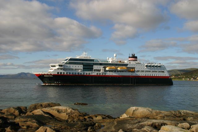 Die M/S  Midnatsol  legt in wenigen Augenblicken in Stokmarknes an; 14.09.2006, sdgehend