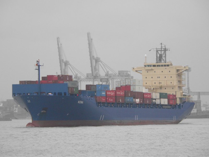 Die MS  Nona  ist ein im September 2006 gebautes Containerschiff mit einer Kapazitt von 2.702 Containern (TEU). Gesehen im Januar 2007 in Hamburg ca. bei der Groen Elbstrae.