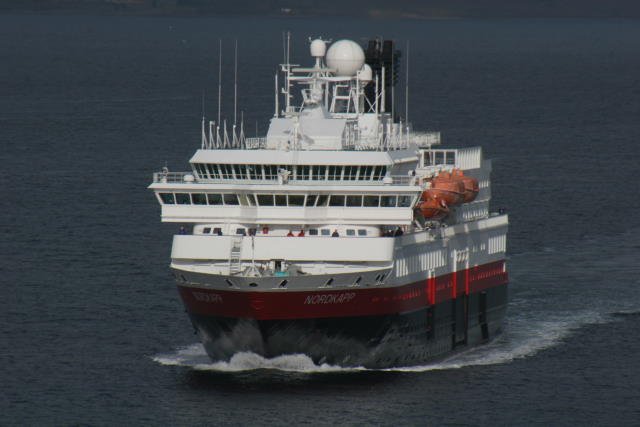 Die M/S  Nordkapp  bei der Fahrt durch den Sortlandsundet; 13.09.2006, sdgehend