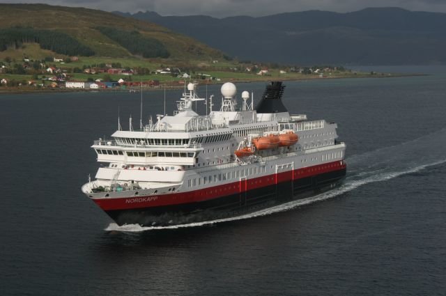 Die M/S  Nordkapp  luft sdgehend in Sortland ein; 13.09.2006