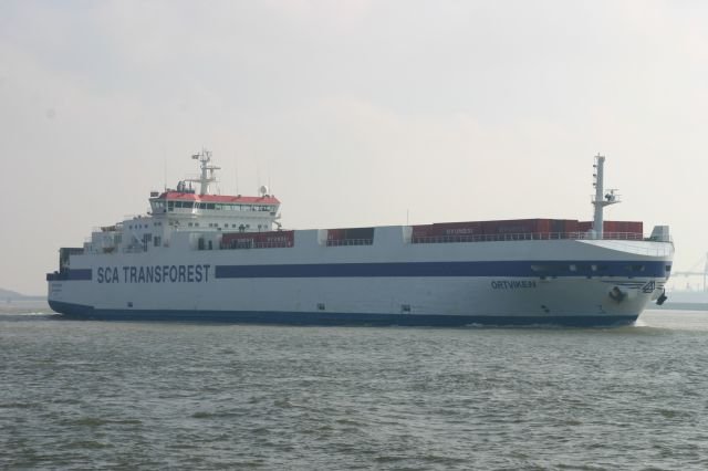 Die M/S  Ortviken  der SCA Transforest luft am Kai von Hoeck van Holland aus dem Europort aus; 10.03.2007