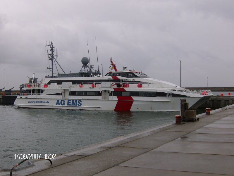 Die MS Polarstern im Hafen von Helgoland 
Die Polarstern ist ein Schiff des Types	HochSpeedCatamaran (HSC)
Wurde im Jahr 2001 gebaut.
Sie ist 47,25m lang und 12,32m breit.
Der Tiefgang betrgt ca. 2,00m.
Bei einer Maschinenleistung von	4 * 2.500 PS erreicht die Polarstern eine  Geschwindigkeit von 40 kn ca. 72km/h
Auf 2 Innendecks finden bis zu 402 Passagiere Platz