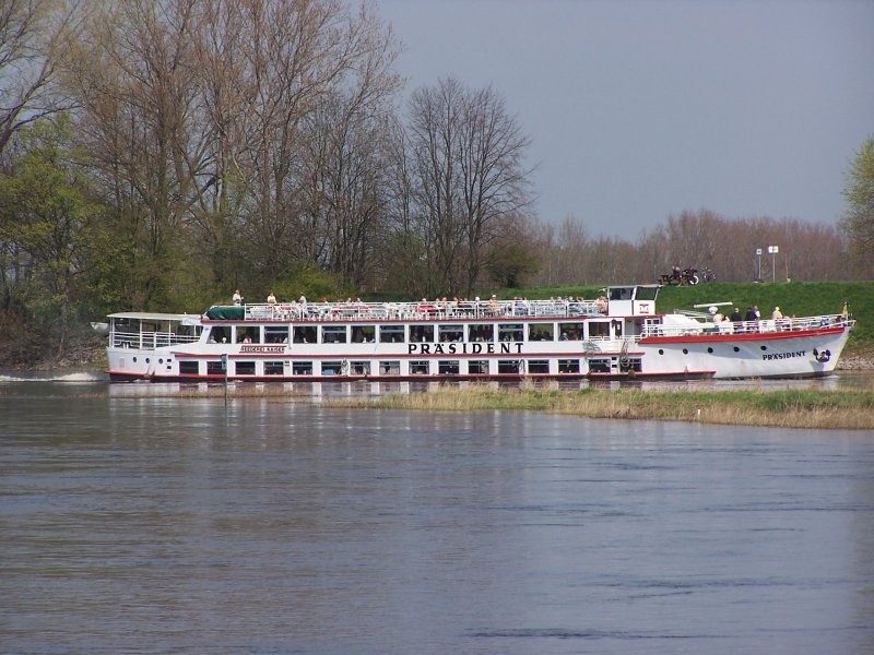 Die MS Prsident der Reederei Kaiser kommt von der Elbe in den Schleusenvorhafen Niegripp bei elbe Km 343. Die MS Prsident ist 50m lang, 8m breit hat einen maximalen Tiefgang von 1,20m und hat 2 mal 230 PS MAN V10 Maschinen. Sie wurde 1965 gebaut und seit April 1996 im Besitz der Reederei Kaiser.