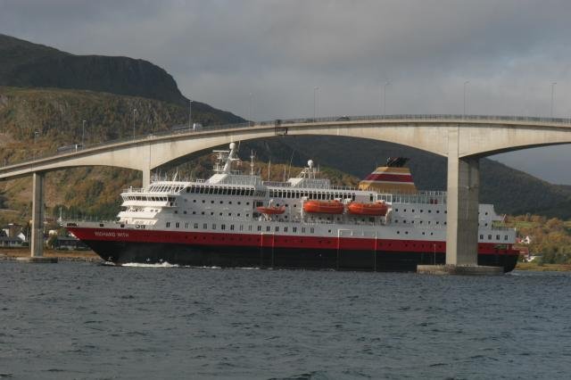 Die M/S  Richard With  luft in Sortland ein; 07.09.2006, sdgehend