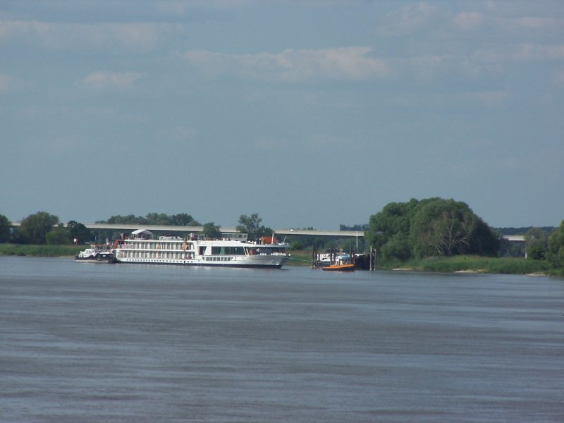 Die MS Scenic Emerald frisch zusammengeschweit vor der Tangermnder Werft. Am Bug hngt die Renate II Schlepper der Tangermnder Werft, an Steuerbord der Eisbrecher Br und achtern das Schubschiff Zebu.