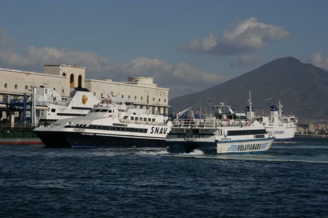 Die M/S  SNAV Antares  und M/S  Giove Jet  begegnen sich vor der Mole Beverello in Napoli; 16.02.2008
