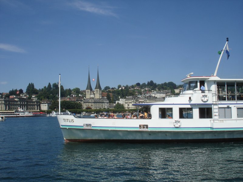 Die MS Titlis fhrt vor die  Skyline  von Luzern am 5.08.2007