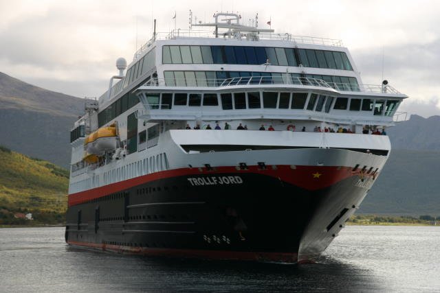 Die M/S  Trollfjord  beim Anlegmanver in Sortland; 08.09.2006, sdgehend