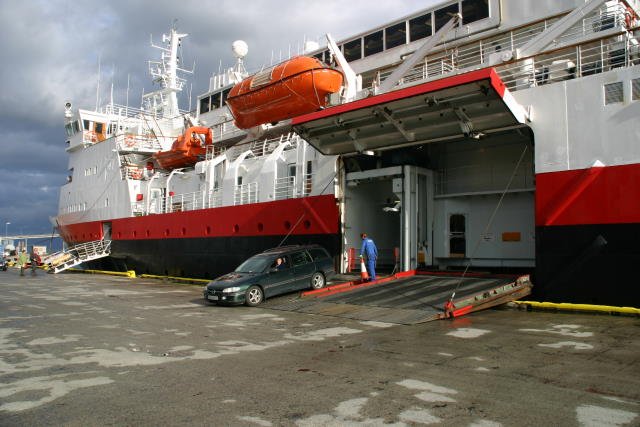 Die M/S  Vesterlen  liegt am Hurtigrutenkai von Sortland; 12.09.2006