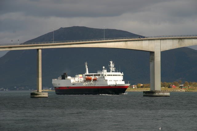 Die M/S  Vesterlen  unterquert die Sortlandbru und legt in wenigen Minuten in Sortland an; 12.09.2006, sdgehend