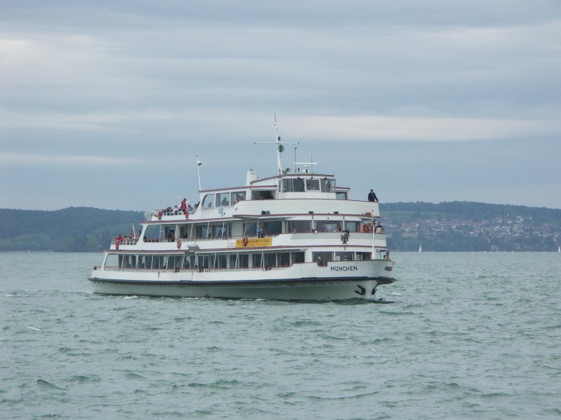 Die MNCHEN vor der Einfahrt in den Hafen von Meersburg