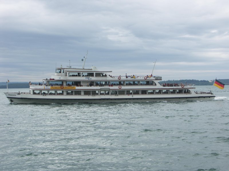 Die MNCHEN vor der Einfahrt in den Hafen von Meersburg