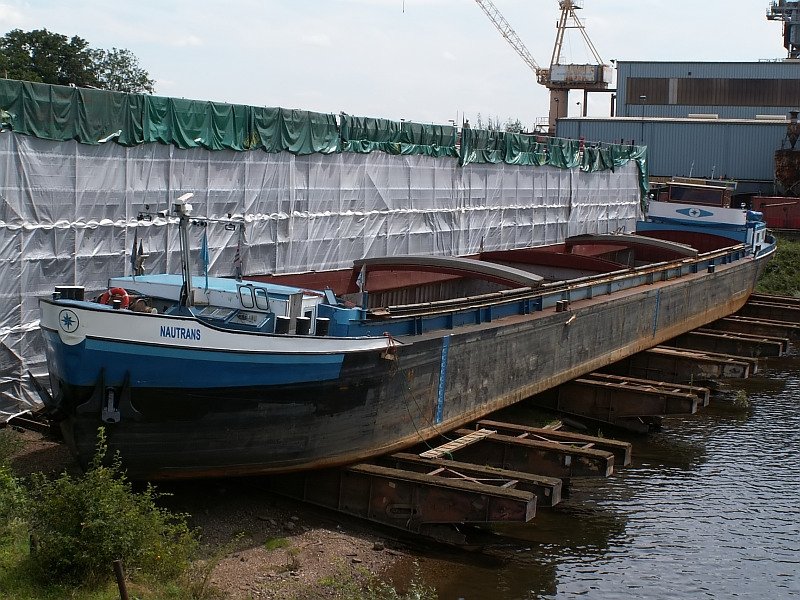 Die  Nautrans  liegt hier in einer Duisburger Werft. Das Foto stammt vom 21.07.2007