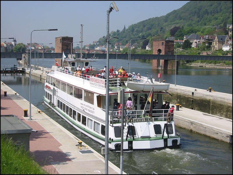 Die Neckar-Schleuse in Heidelberg am 11.05.2006. Im Bild das Ausflugsschiff  Heidelberg , das gerade in die Schleuse eingefahren ist.