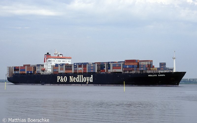 Die Nedlloyd Europa auf der Elbe bei Lhe Sand.