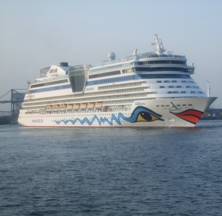 Die neue AIDA-Luna beim Drehen im berseehafen Rostock.(08.05.09)