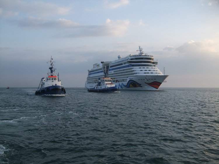 Die neue AIDA-Luna beim Einlaufen in den Heimathafen Rostock.(08.05.09)