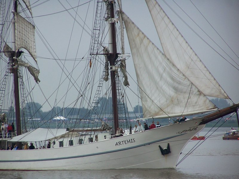 Die niederlndische Bark  Artemis  (ex  Emanuel , ex  Lister , ex  Pol II ) am 14.08.2005 bei der Sail Bremerhaven. Das Schiff, Baujahr 1926, war ursprnglich ein Walfnger mit Dampfmaschine. Der Umbau zum Segelschiff erfolgte 2000 / 2001. Werft: Nylands Verksted in Oslo (Norwegen), Lnge ber alles: 59,00 m, Segelflche: 1050 qm.