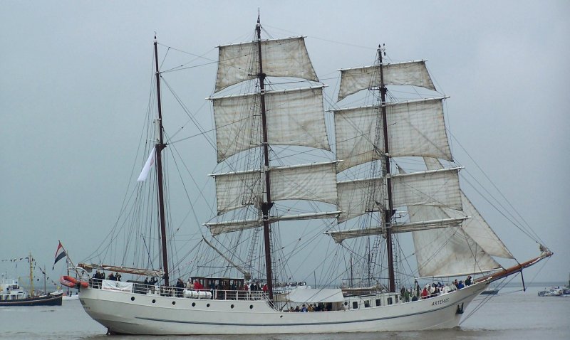 Die niederlndische Bark  Artemis  (ex  Emanuel , ex  Lister , ex  Pol II ) am 14.08.2005 bei der Sail Bremerhaven. Das Schiff, Baujahr 1926, war ursprnglich ein Walfnger mit Dampfmaschine. Der Umbau zum Segelschiff erfolgte 2000 / 2001. Werft: Nylands Verksted in Oslo (Norwegen), Lnge ber alles: 59,00 m, Segelflche: 1050 qm.