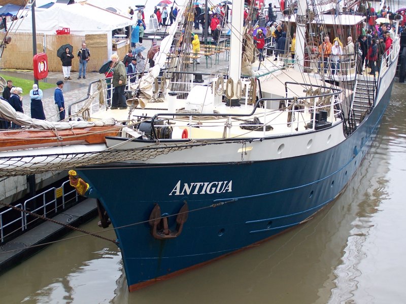 Die niederlndische Barkentine  Antigua  am 14.08.2005 bei der Sail Bremerhaven. 1956 gebaut als Fischerei-Motorschiff, erfolgte der Umbau zum Segelschiff von 1993 bis 1995. Lnge ber alles: 48,00 m, Segelflche 750 qm, Besatzung: 4 Mann Stamm + 32 Gste in 16 Doppelkabinen, 85 Gste bei Tagesfahrten. Das Schiff kommt hier vom Liegeplatz Neuer Hafen und liegt gerade in der Schleuse um zur Parade auf der Weser zu gelangen.
Im Satellit-Bild von Google ist diese Schleuse noch im Bau. 