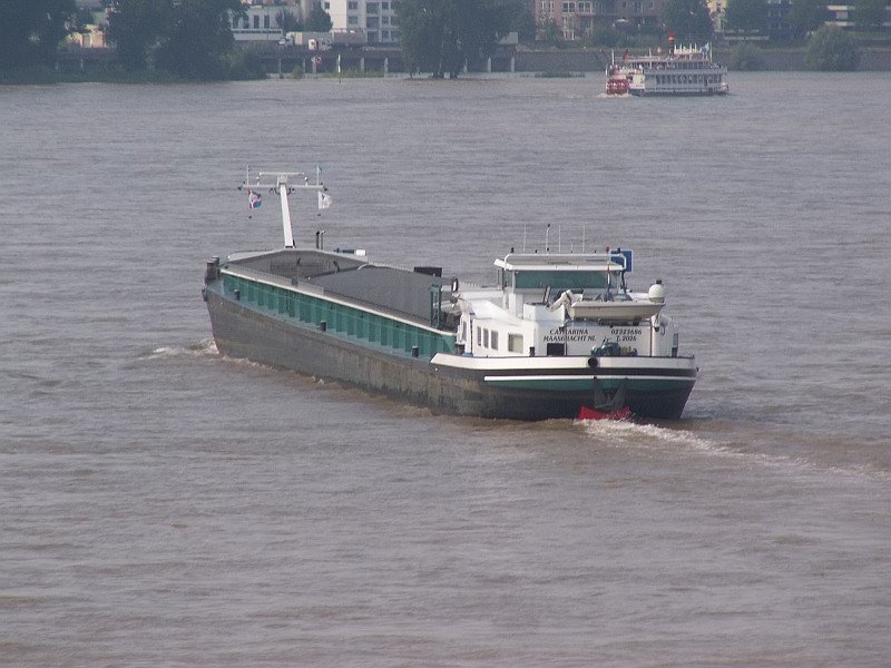 Die niederlndische  Catharina  fhrt in Dsseldorf in Richtung Duisburg. Im Hintergrund sieht man noch einen Ausflugsdampfer. Das Foto stammt vom 12.08.2007