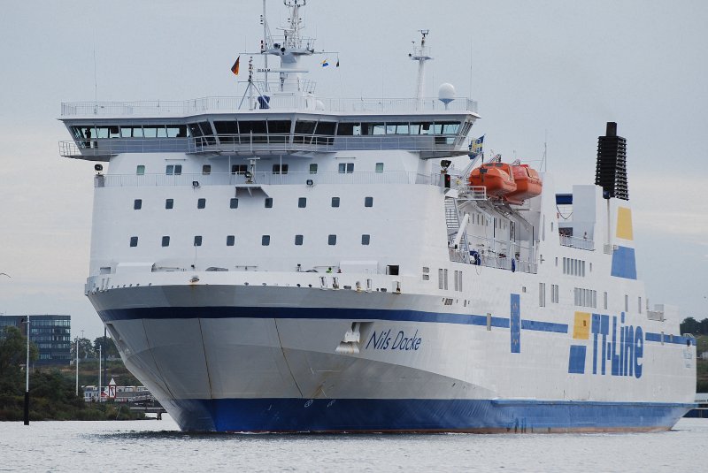 Die Nils Dacke von der TT-Line IMO-Nummer:9087477 Flagge:Schweden Lnge:179.0m Breite:28.0m Fahrspurlnge:2400m 308 Passagiere in 154 Kabinen verlsst den Hafen von Travemnde am 10.09.09