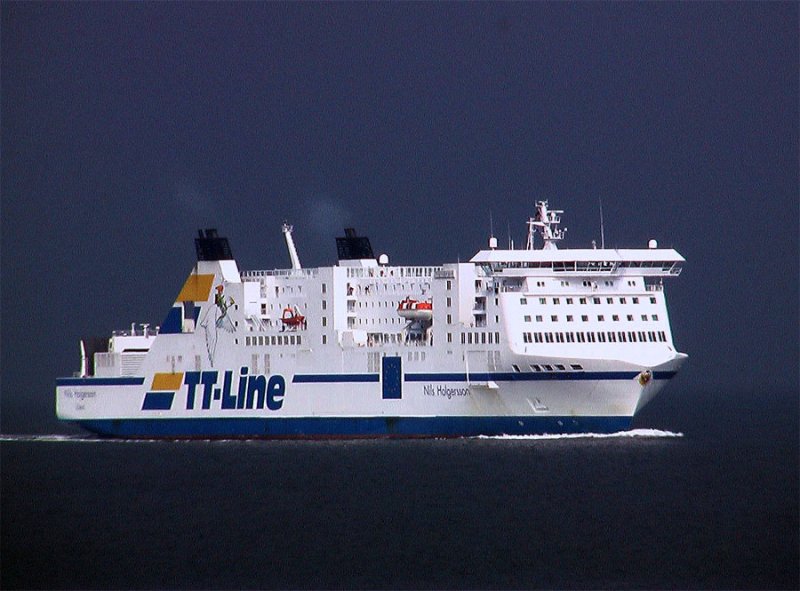 Die  Nils Holgersson  aus Schweden kommend, auf dem Weg nach Travemnde. Im Hintergrund ein schweres Unwetter ber Fehmarn und Dahme. Durch kurzzeitige ffnung der Wolkendecke zeigte sich das Schiff in strahlendem Wei!
Aufn. 11.Aug.2007