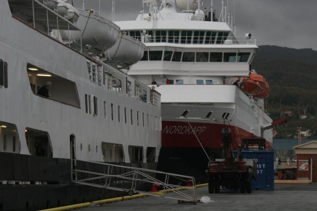 Die nordgehende M/S  Lofoten  und sdgehende M/S  Nordkapp liegen am Hurtigrutenkai von Harstad; 13.09.2006