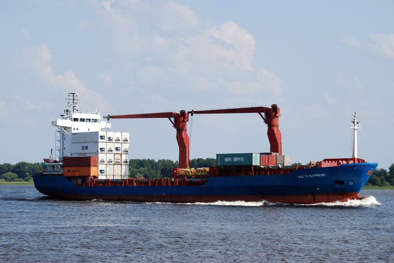 Die North Express IMO-Nummer:9141053 Flagge:Antigua und Barbuda Lnge:118.0m Breite:20.0m aus Hamburg auslaufend an meinem Geburtstag den 15.07.09