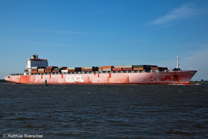 Die OOCL Montreal auf der Elbe bei Lhe-Sand.