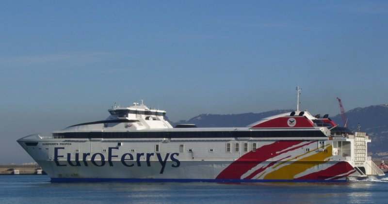 Die  Pacifica  der EuroFerrys bei der Fahrt aus dem Hafen von Algeciras (Spanien) nach Tanger (Marokko); 05.12.2007