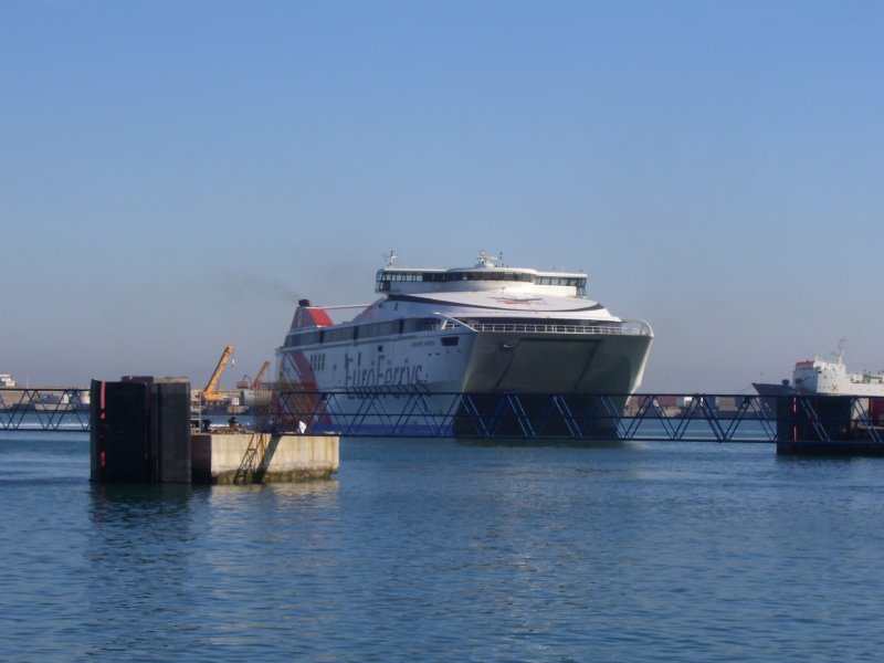 Die  Pacifica  der EuroFerrys beim auslaufen aus dem Hafen von Algeciras; 05.12.2007

