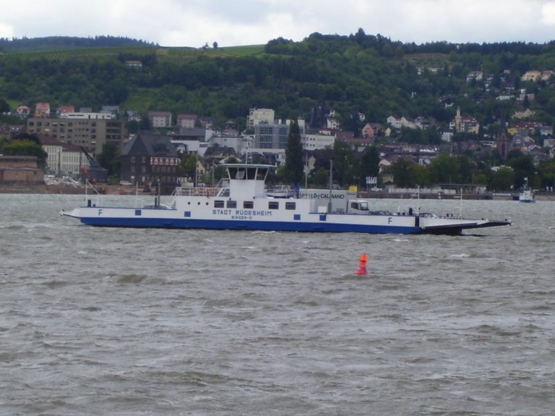 Die Personen- & Pkw-Fhre  Stadt Rdesheim  beim bersetzen von Rdesheim nach Bingen auf dem Rhein. 24.07.2007