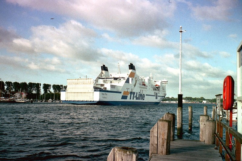 Die Peter Pan nhert sich dem Ende Ihrer Fahrt in Travemnde, Sommer 2004