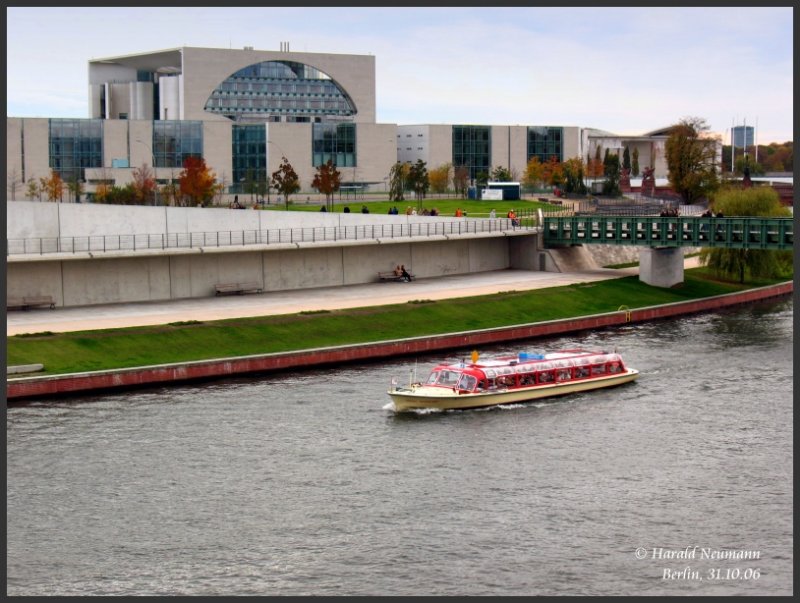 Die  Prins Bernhard  auf Stadtrundfahrt auf der Spree zwischen Kanzleramt und dem Berliner Hbf, 31.10.06.