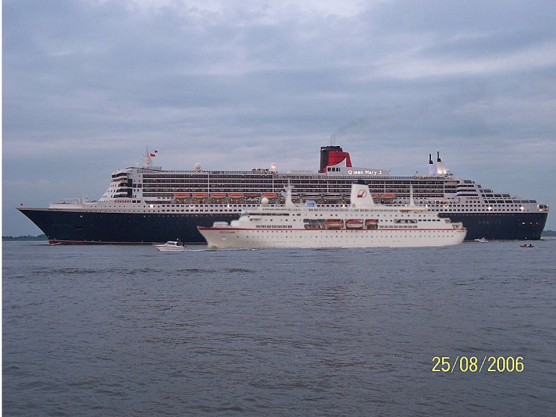 Die  QM 2  345 m, und die  MS Deutschland  175 m, auf der Elbe am 25.08.06 Beide Schiffe waren in Hamburg zu Gast.