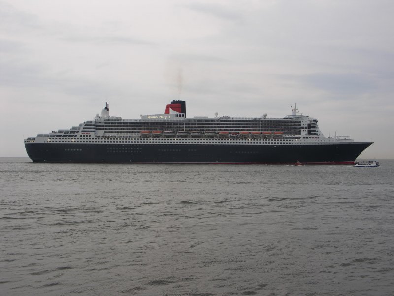 Die QUEEN MARY 2 bei Cuxhaven Hhe Steubenhft fotografiert am 29.07.2008 - Schiffsdaten: http://wolfbulls-schiffsfotos.de.tl/QUEEN-MARY-2--k1-9241061-k2-.htm