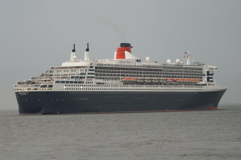 Die QUEEN MARY 2 bei Cuxhaven Hhe Steubenhft fotografiert am 29.07.2008 - Schiffsdaten: http://wolfbulls-schiffsfotos.de.tl/QUEEN-MARY-2--k1-9241061-k2-.htm