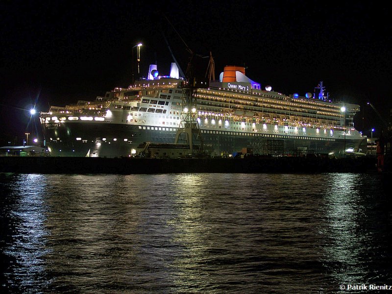 Die Queen Mary 2 im Blohm + Voss Dock Elbe 17 im Hambuerg Hafen gegenber der Landungsbrcken