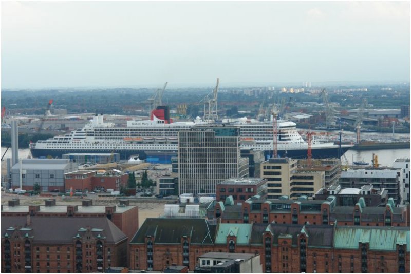 Die Queen Mary 2, das grte Kreuzfahrtschiff der Welt, am 23. August 2007 im Hamburger berseehafen