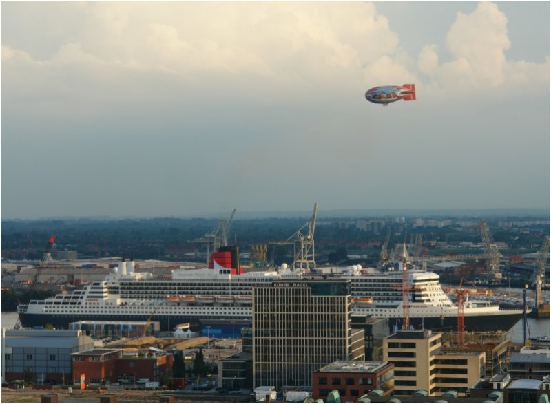 Die Queen Mary 2, das grte Kreuzfahrtschiff der Welt, am 23. August 2007 im Hamburger berseehafen.
Schaulustige berfliegen mit einem Zeppelin das Kreuzfahrtschiff.