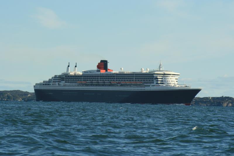 Die Queen Mary 2 zwei Fahrstunden nrdlich von Bergen. Obwohl wir den Kreuzfahrer mehr als eine Stunde lang im Hjeltefjorden beobachteten, erkannten wir zu spt, dass es die QM 2 war. So reichte die Zeit nicht mehr, um das Schiff zu kreuzen und es von der Sonnenseite zu fotografieren. Fedje, 10.06.2009