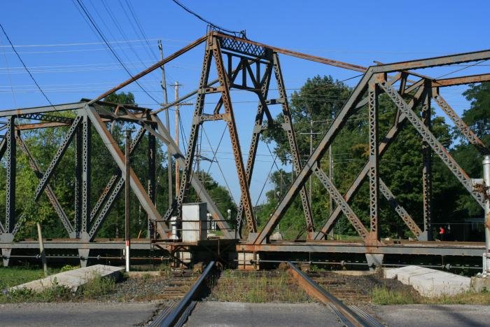 Die quer zu den Gleisen liegende Fachwerkbrcke wirkt schon sehr eindrucksvoll.