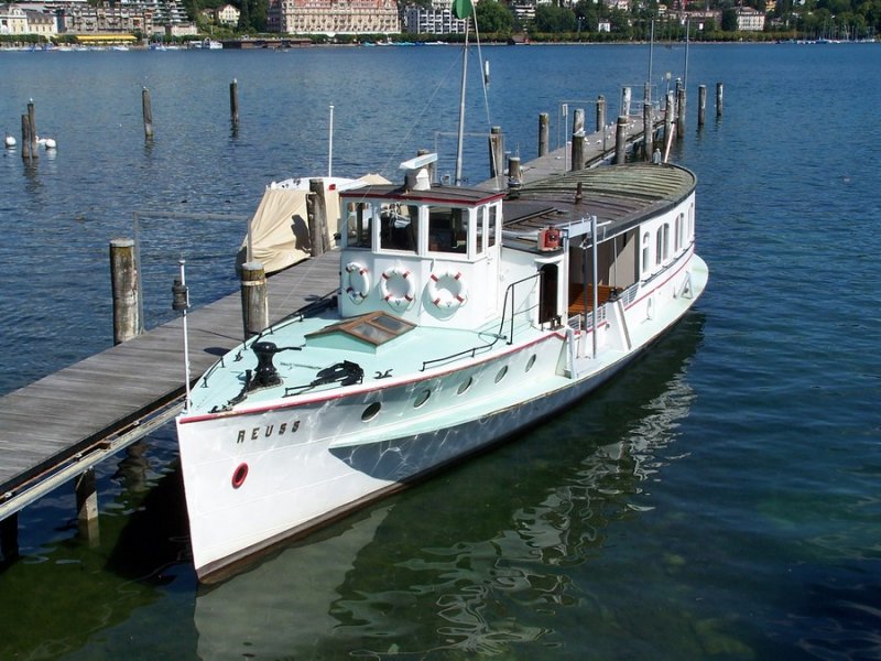 Die  Reuss  ist ein Fahrgastschiff der Schifffahrtsgesellschaft des Vierwaldstttersees aus Luzern. 1926 erbaut bei Gebr. Sachsenberg AG, ist das Schiff ein Oldtimer der Binnenschifffahrt. Lnge ber alles: 22,50 Meter, Breite ber alles: 4,90 Meter, 240 PS, 135 Personen. Weitere Infos gibt es da: http://www.lakelucerne.ch/index.cfm?site=schifffahrtvierwaldstaettersee.ch&page=85&lang=D       (Foto: 18.08.2006 in Luzern) 